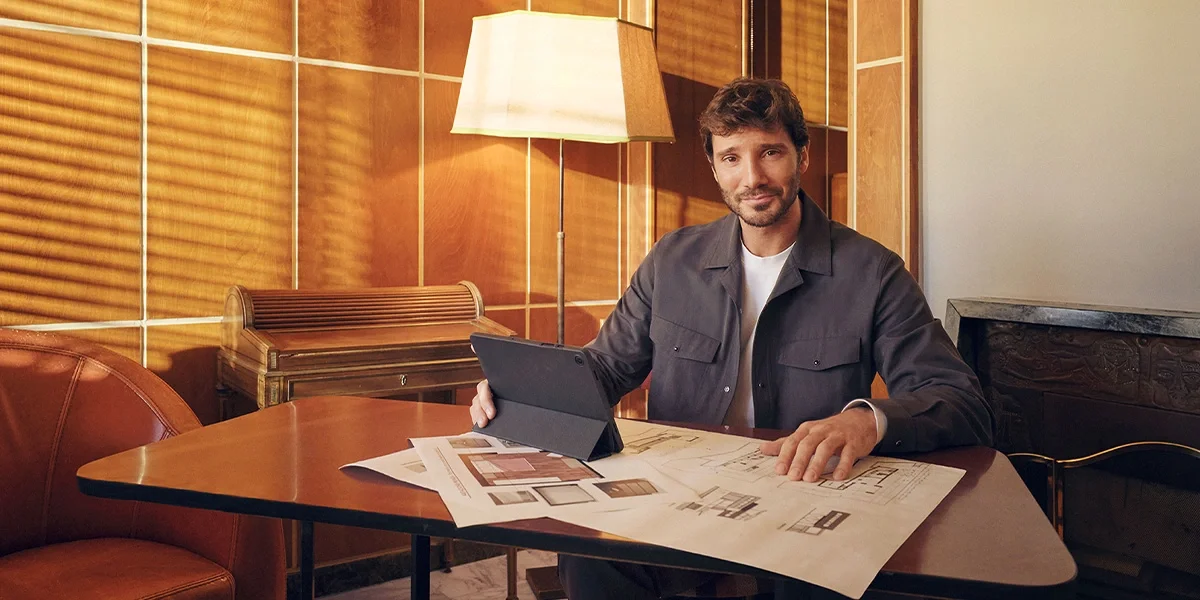 Stefano De Martino alla scrivania