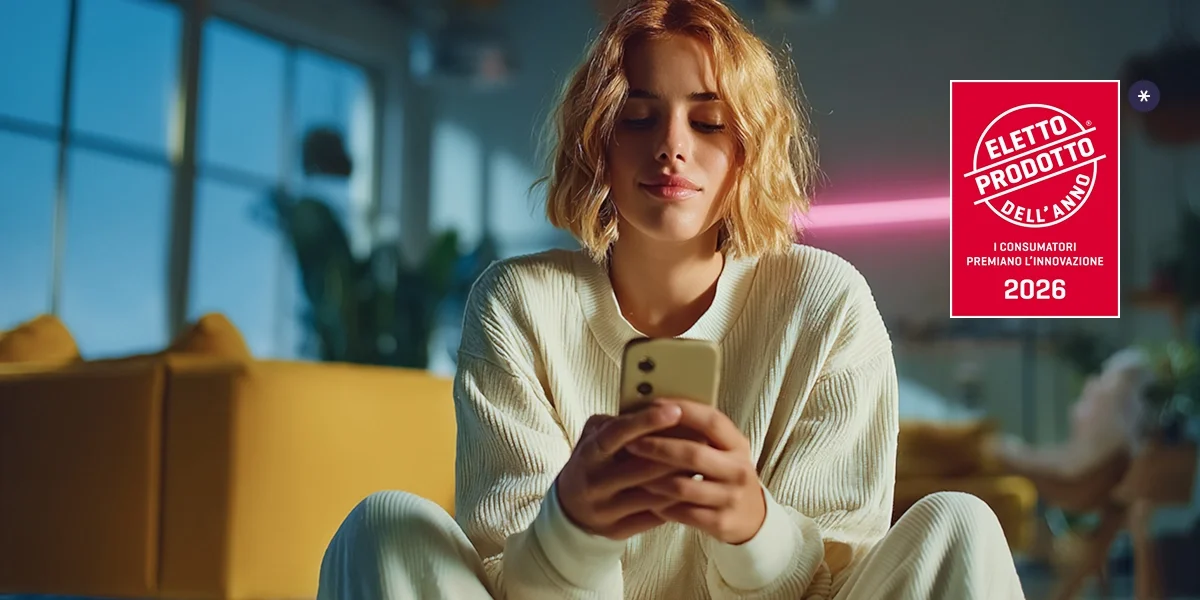 Ragazza soddisfatta che usa lo smartphone