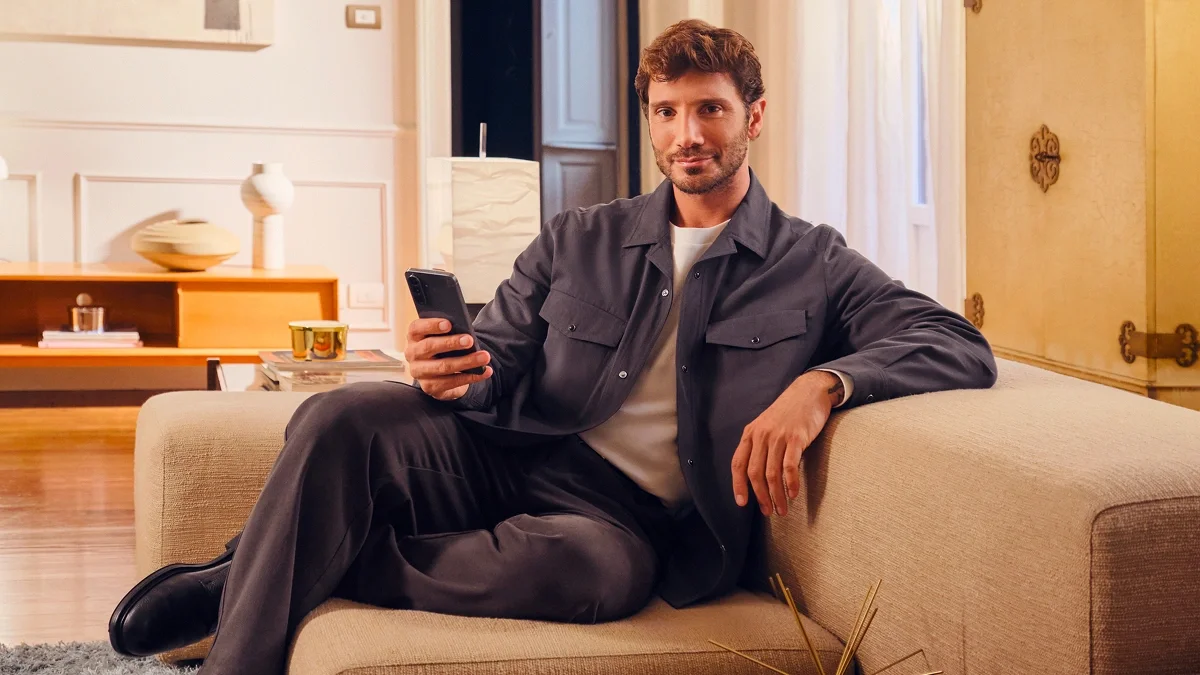 Stefano De Martino sul divano