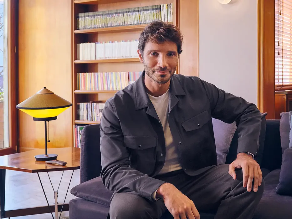 Stefano De Martino sul divano